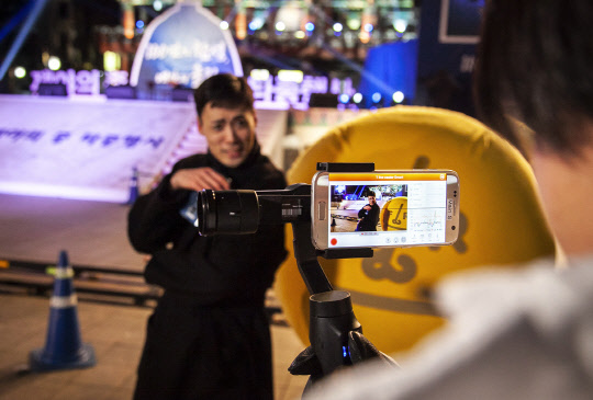 SK텔레콤이 5G 상용망과 생중계 솔루션을 활용한 TV 생방송에 성공했다고 1일 밝혔다. 사진은 지난 31일 자정 서울 종로구 보신각에서 타종 행사를 실시간 방송하고 있는 모습.  [SK텔레콤 제공]